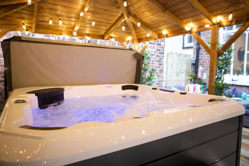Romance On The Rows - Hot Tub City Centre Chester Eksteriør billede