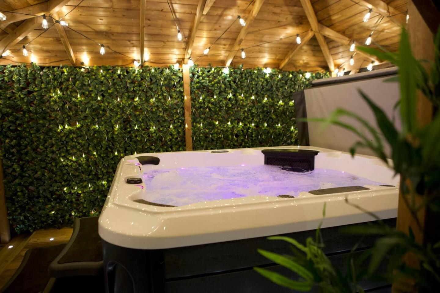 Romance On The Rows - Hot Tub City Centre Chester Eksteriør billede
